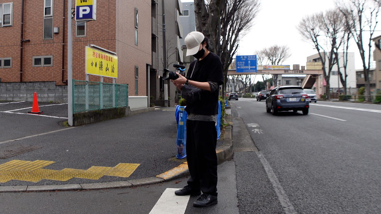 店の外でカメラを構える撮影スタッフ