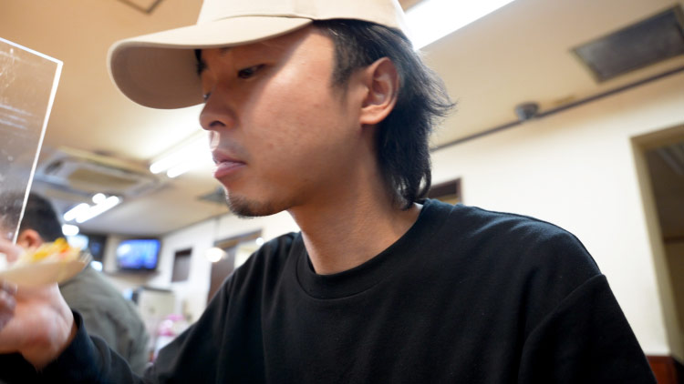 料理を味わう出演者